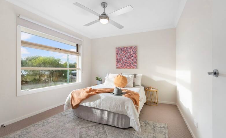 Cheerful 3 bedroom house with indoor fireplace gallery image 3