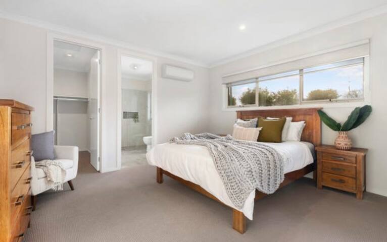 Cheerful 3 bedroom house with indoor fireplace gallery image 5