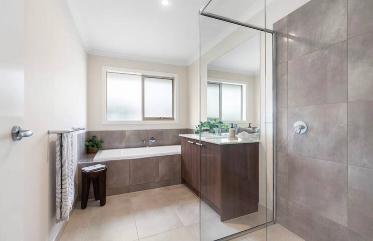 Cheerful 3 bedroom house with indoor fireplace gallery image 4