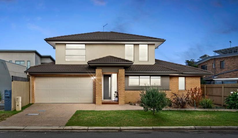 Cheerful 3 bedroom house with indoor fireplace