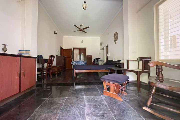 espaciosa habitación bien equipada con muebles y armarios.
