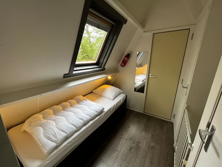 Cama individual/doble en el rellano de arriba