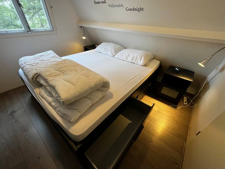 Habitación con cama doble y armario