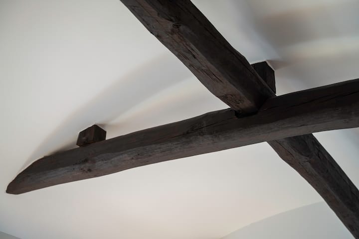 Fully renovated in 202
The beam is one of the few traces that show 60 years old.
Fully renovated in 2022.
Beams are one of the few signs of 60 years old.