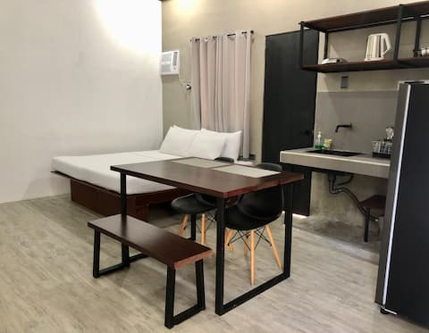 (E) Studio w/ Kitchen, WiFi, Netflix, Pool Access