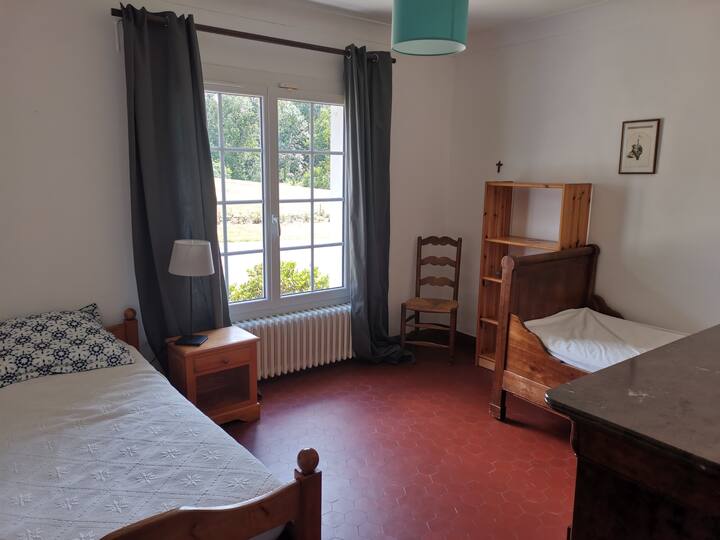 1 dormitorio con 1 cama para adultos y una cama con capacidad para un niño.