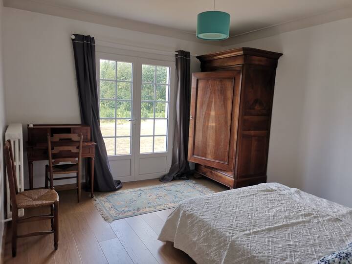 1 dormitorio con 1 cama de 140*190 y 1 baño.