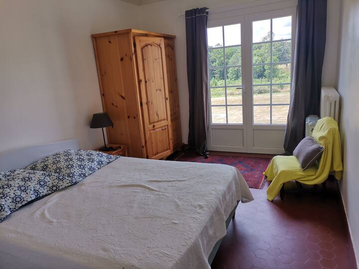 1 dormitorio con 1 cama de 140*190 y 1 baño.