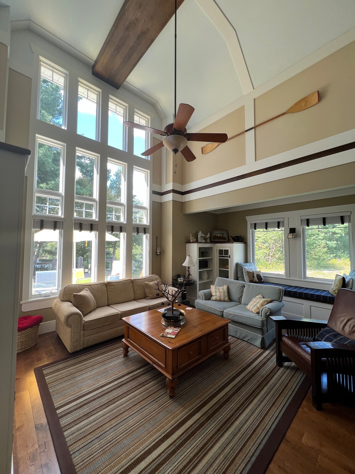 This lakefront 3bedroom cottage has it all! Holiday homes for Rent