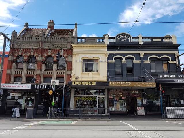 Cozy 2 Bedroom Apartment in Southbank gallery image 3