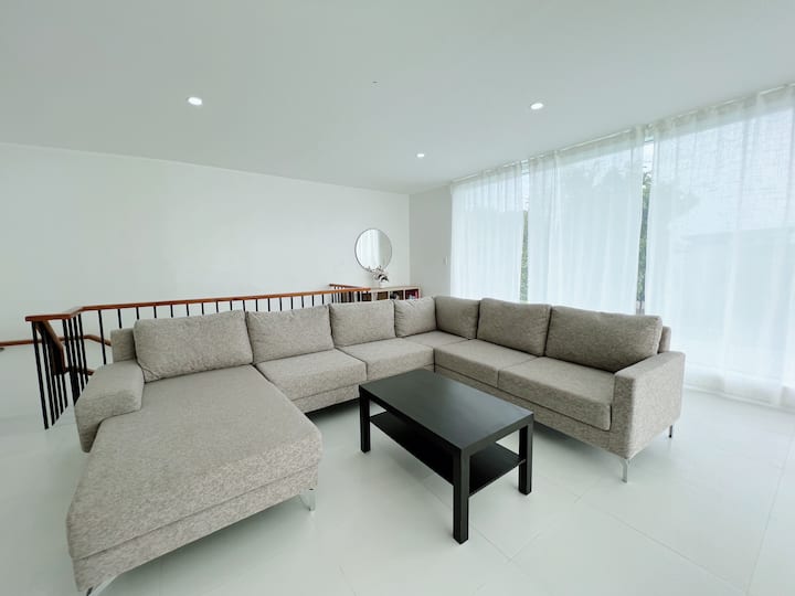 Laze By My Place: Modern Vacation Home With Pool - Balayan