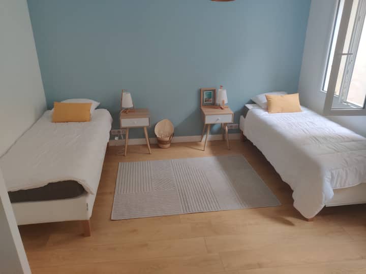 חדר שינה כחול עם מיטות נפרדות ( 2 x 80 ס"מ/200 ס"מ)