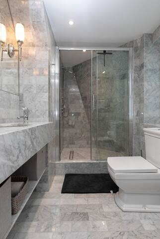 Incredibly Located Luxury 2BD Flat, Oxford Street gallery image 4