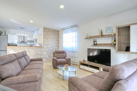 Top performing Airbnb: Holidayhouse Alirio with heated pool in Poljica Brig