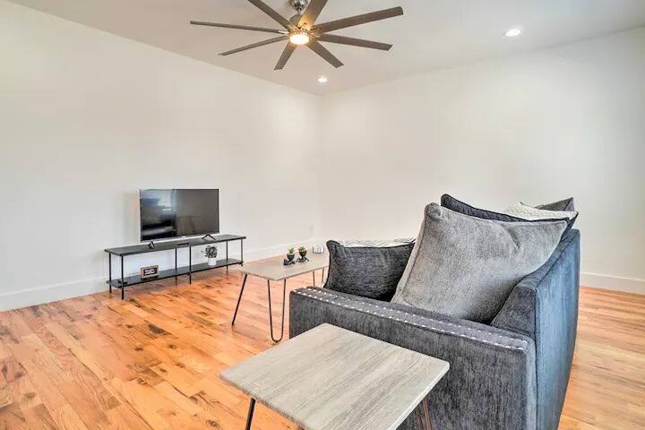 Spacious Nashville Home Fairly Close to Broadway! gallery image 2