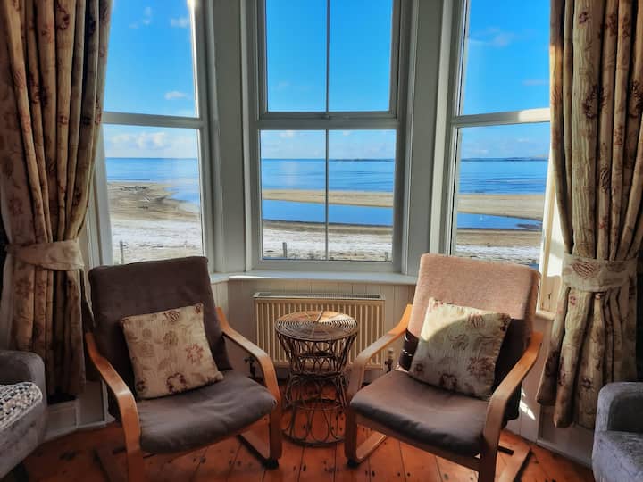 Spacious Seaside Holiday House Right On The Beach - Rhosneigr