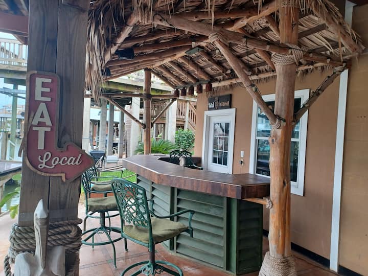 Waterfront Tiki Island, W/ Boat Slip & Palapa Bar - Texas City