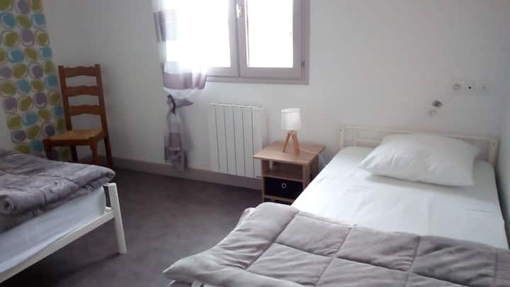 1 ห้องนอนพร้อมเตียงเดี่ยว 2 เตียงขนาด 90 ซม. * 190 ซม.