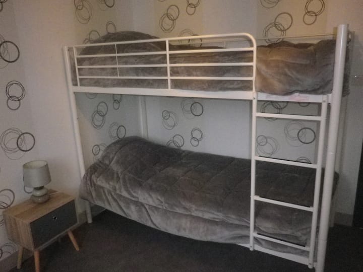 1 ห้องนอนพร้อมเตียงสองชั้นขนาด 90 ซม. * 190 ซม.