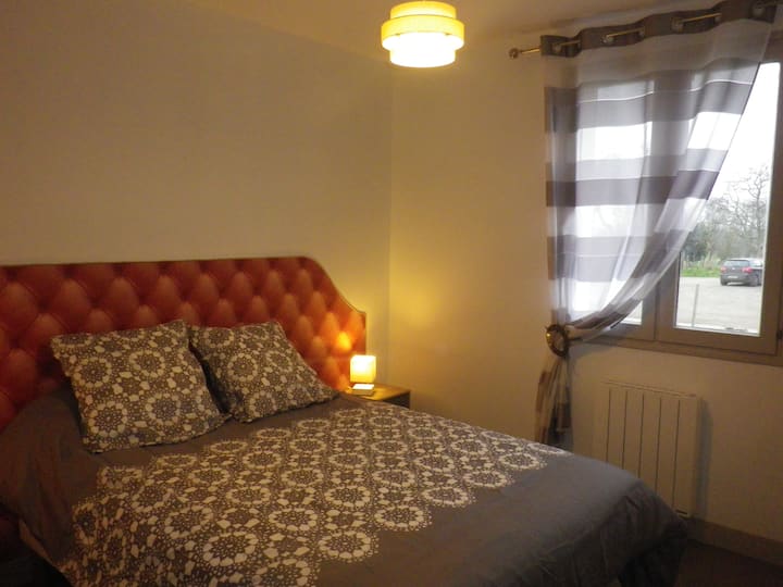 1 ห้องนอนพร้อมเตียงขนาด 140 ซม.