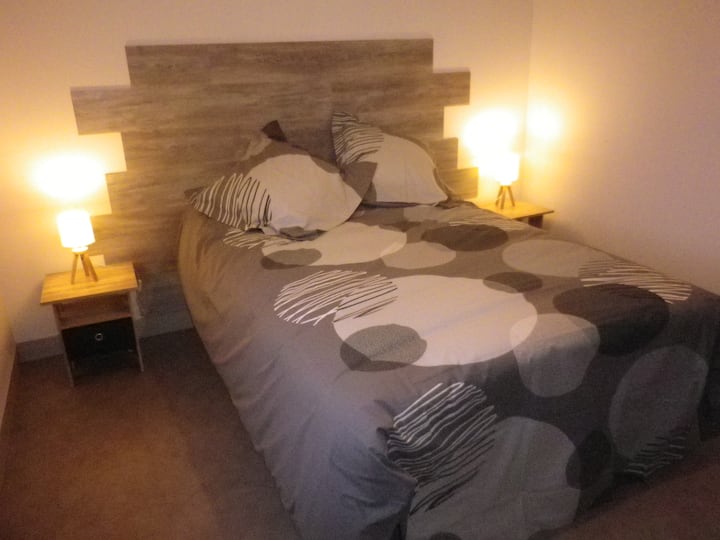 1 ห้องนอนพร้อมเตียงขนาด 140 ซม.