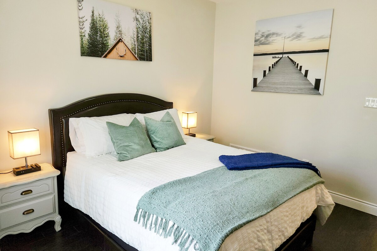 Kitanda cha pembeni chenye meza za usiku. Chumba cha kulala pia kinajumuisha kabati kubwa la kujipambia, kabati refu la wavulana, kioo cha urefu kamili, rafu mbili za mizigo zinazoweza kuanguka na televisheni iliyowekwa ukutani.  Mablanketi ya ziada na matandiko hutolewa kwenye kabati la kuingia.