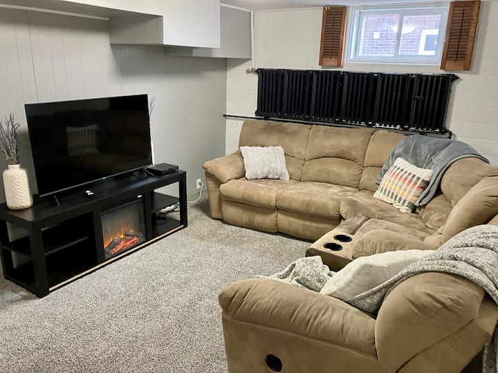 Détendez-vous avec la cheminée, regardez quelques-unes de vos émissions préférées sur la smart tv.  Étirez-vous sur les fauteuils inclinables du canapé.