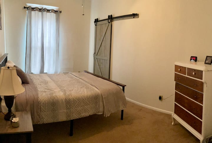 Cama tamaño queen con colchón de espuma viscoelástica de 12pulgadas, radio/reloj despertador con puertos USB y ventilador de techo.