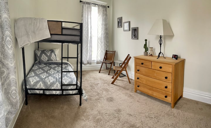 Camas individuales con colchones de espuma viscoelástica, radio/despertador con puertos usb