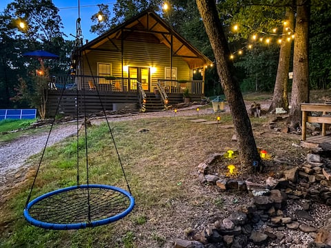 Sundance Cabin: 20 acres w/hot tub + mountain view