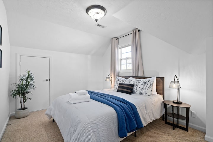 ห้องนอนควีนไซส์ห้องที่ 2 ตั้งอยู่ชั้นบน 