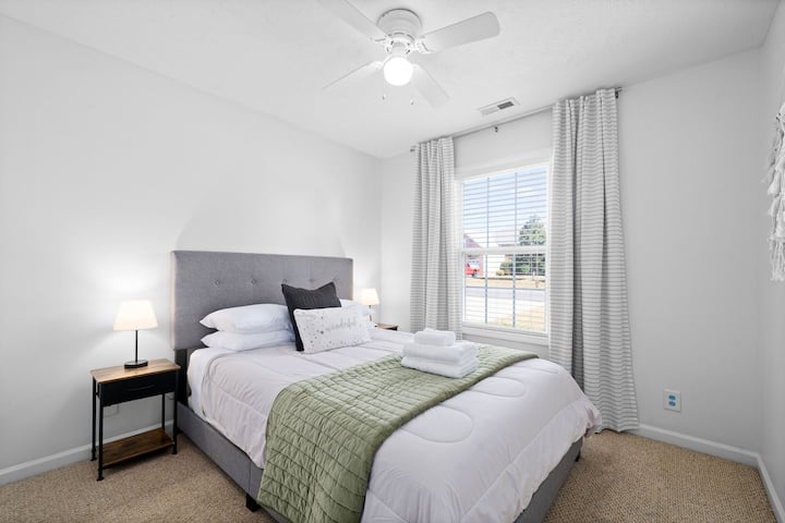 ห้องนอนควีนไซส์ตั้งอยู่ชั้นล่าง 