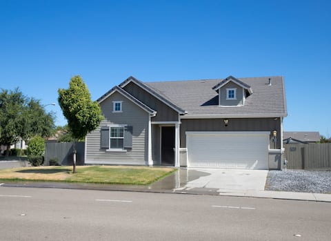 Luxury Modern 4Bed 3Bath Home Near 120 and Parks