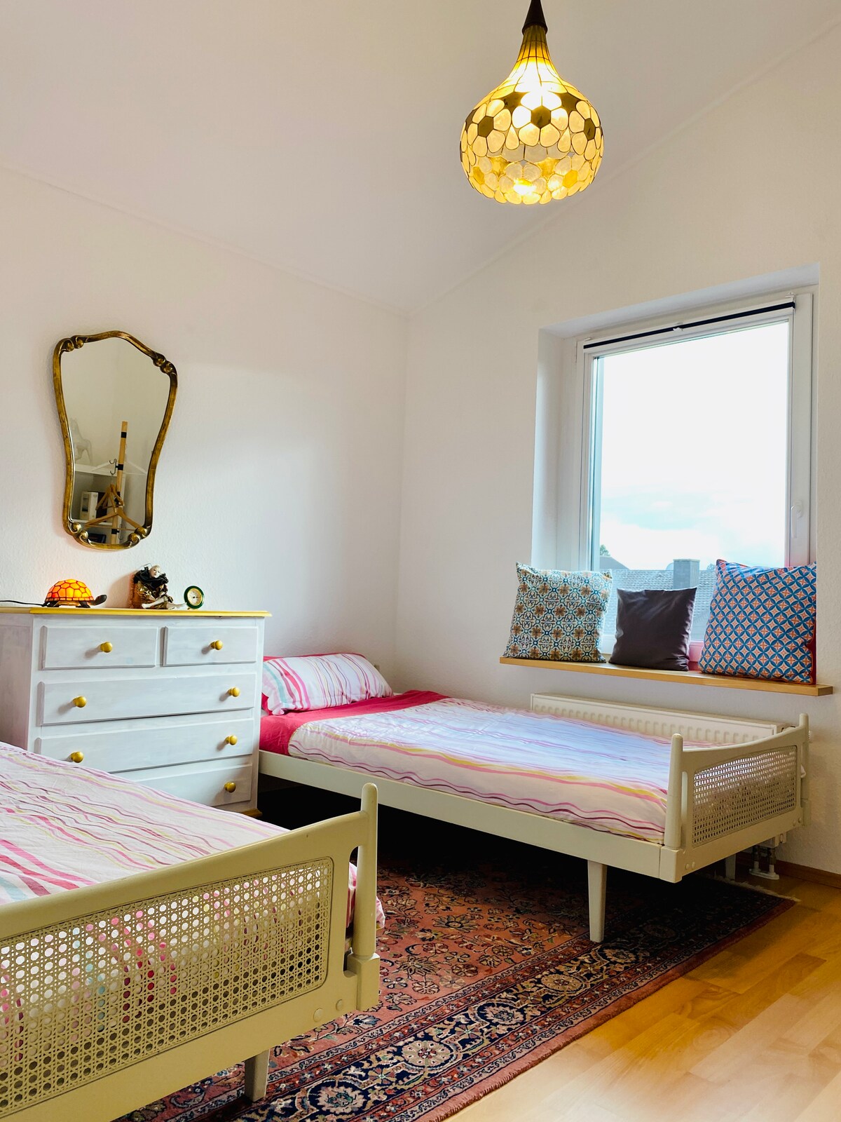 Slaapkamer met 2 één persoons bedden