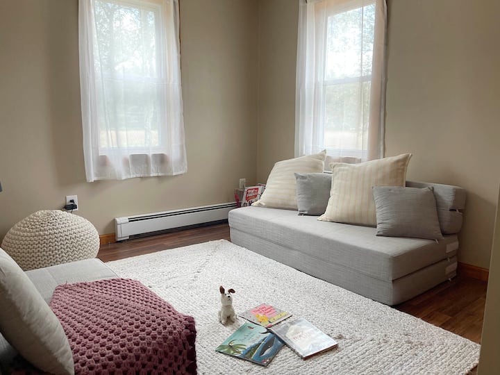 Chumba cha ziada kilicho na sofa za kawaida ambazo hukunjwa kwenye kitanda cha malkia na pacha. Inafaa kama chumba cha michezo au chumba cha kupumzikia wakati wa mchana. Inabadilika kuwa chumba cha kulala usiku. 