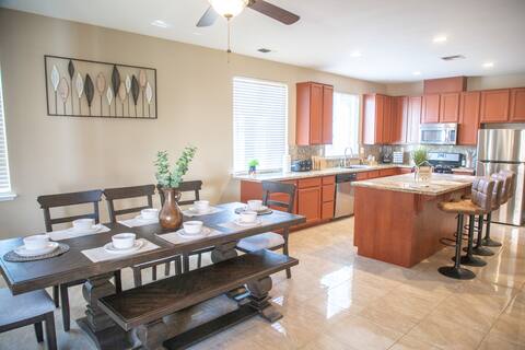 Lathrop Perfection: 3bed2Bath Home, Prime Location