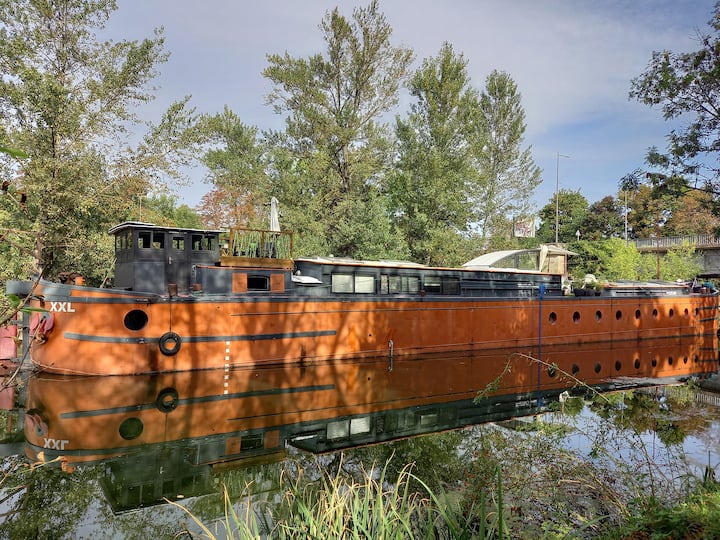 Atypical independent apartment on a houseboat