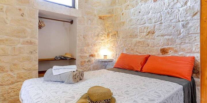 Спокойна родителска спалня.  