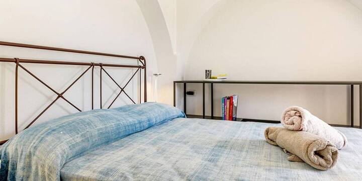 Тази удобна спалня е в нова пътека, която наскоро беше добавена към трулото, с изглед към маслиновите дървета.