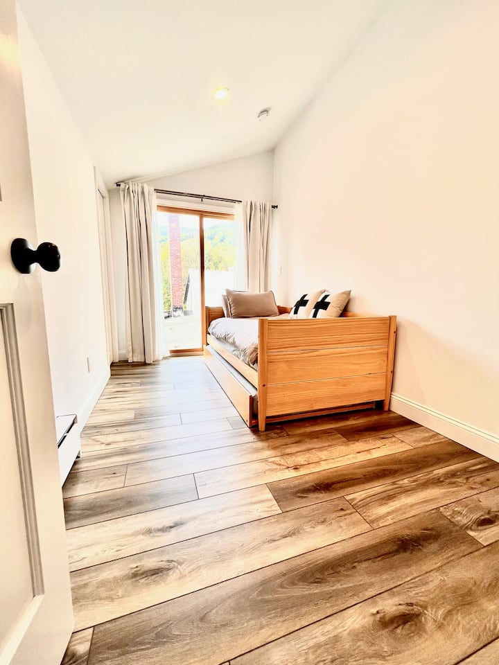 La chambre 2 est un lit jumeau, et dispose d'un lit gigogne double directement en dessous 