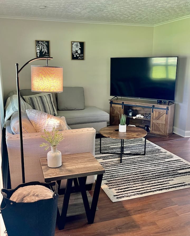 Bright and Cheery Centrally Located Home Houses for Rent in Columbus, Ohio, United States