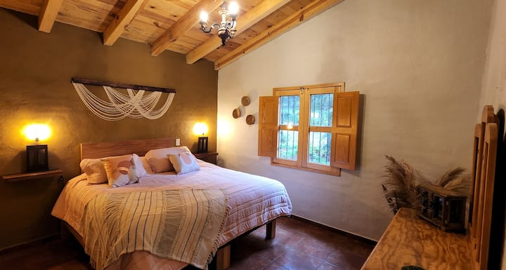 Master bedroom on the first floor, comfortable and quiet, with a king size bed, closet and dresser, ideal for a full rest in a warm and cozy atmosphere.