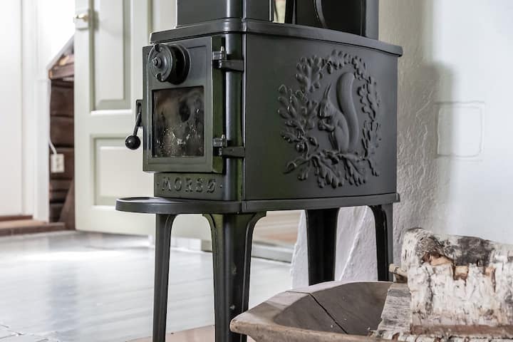 Krb v obývacej izbe na poschodí.  Dáva naozaj dobré teplo!