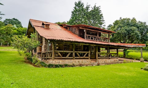 Mountain Log Cabin - Birrí Heredia