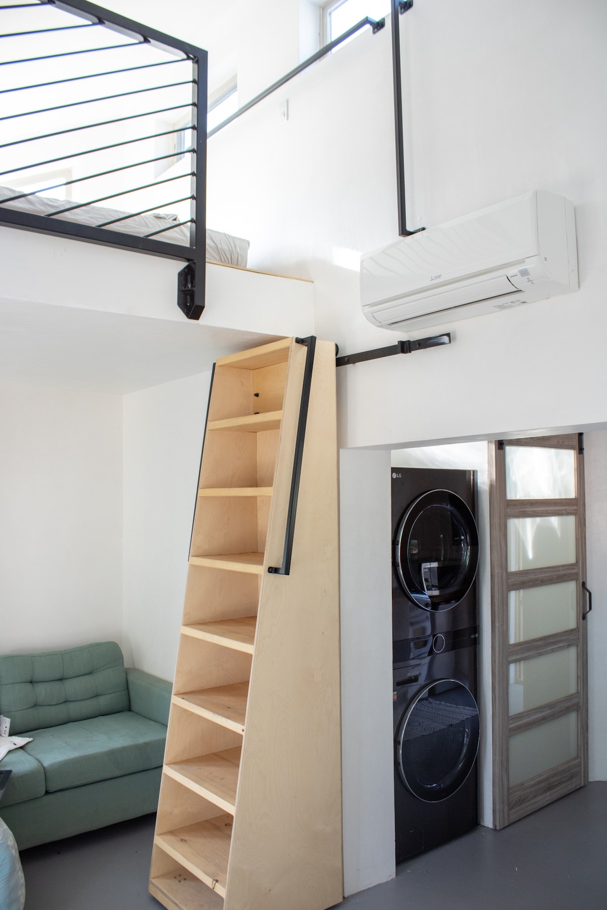 Loft v Casite s vlastným schodiskom a zábradlím