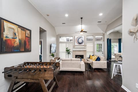 Spacious Home/Family with patio & grill.