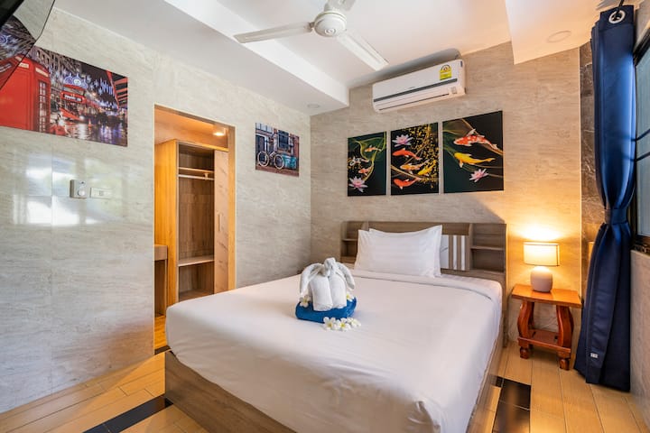 Საძინებელი მაღლა Quenn Bed Ensuite, სასეირნო კარადა