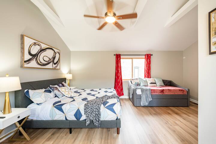 Old Town/Lincoln Park Luxury Home Garage & Rooftop gallery image 4