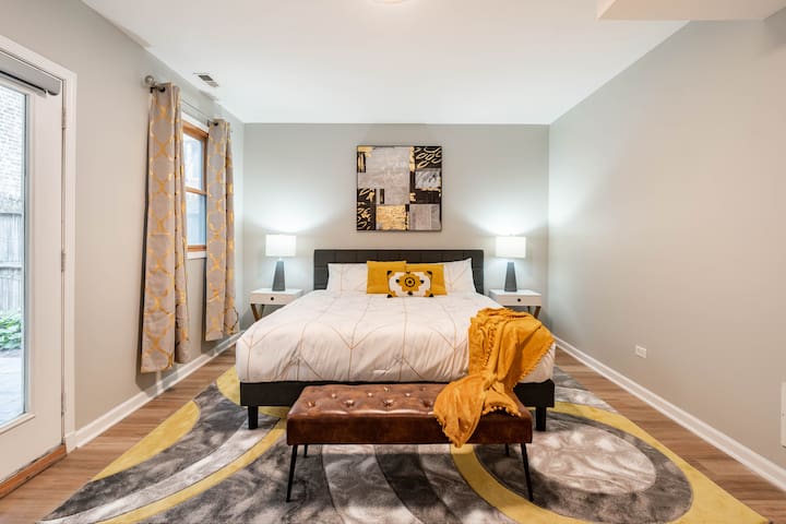 Old Town/Lincoln Park Luxury Home Garage & Rooftop