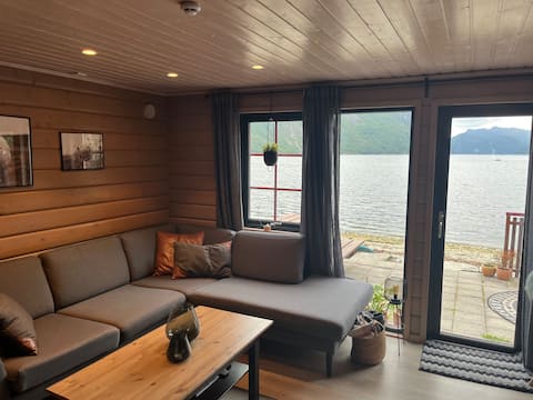 Cozy cottage in Frafjord with shoreline